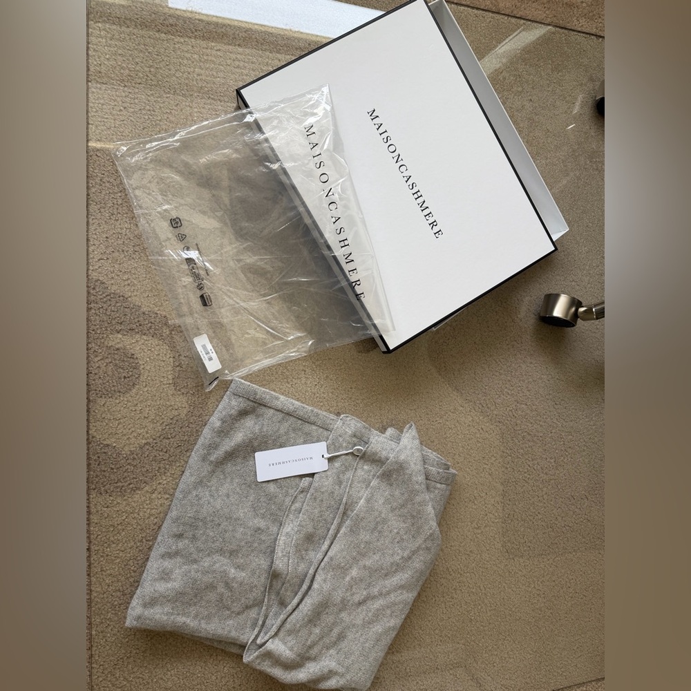 Italian Cashmere Wrap - Picture 3 of 8